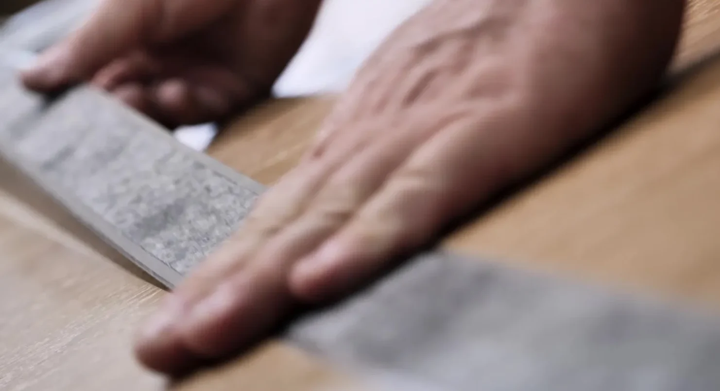 Du bois brut à la porte finie : immersion dans la fabrication d’une porte de qualité